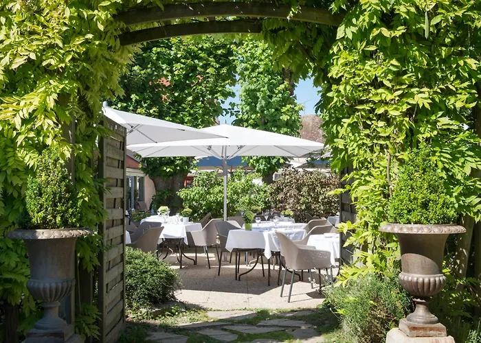Hôtel Aux Vieux Remparts, The Originals Relais
